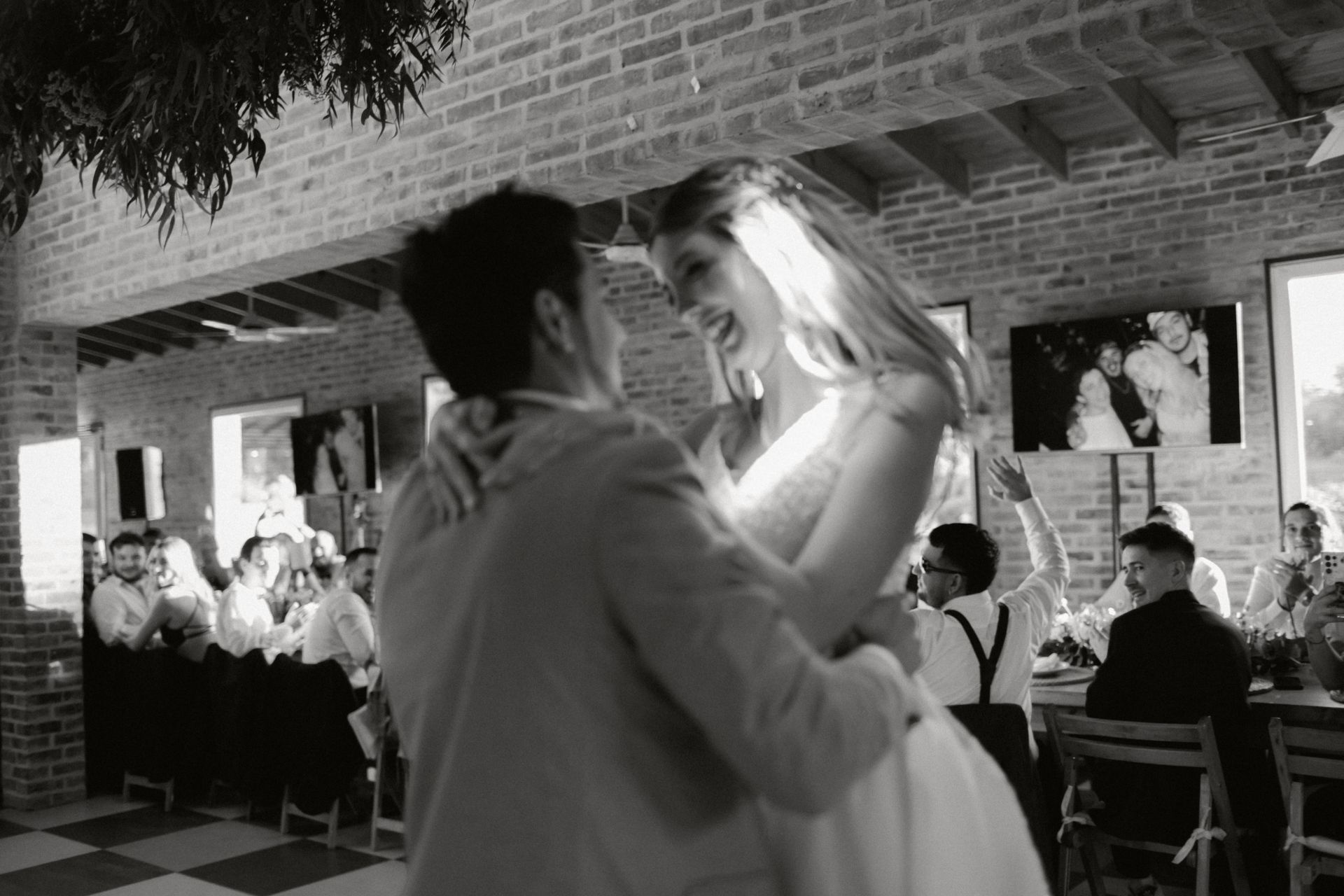 Pareja celebrando su casamiento en Quinta de Benavídez